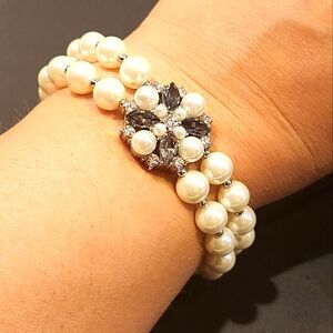 This double bracelet is a beautiful piece of jewelry that features natural pearl